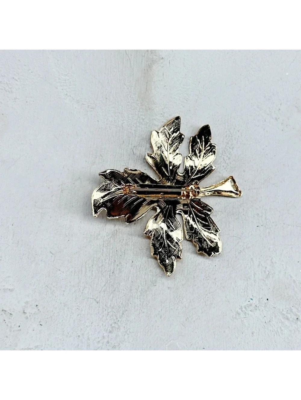 321gc. Goldtone Vintage Leaf Brooch